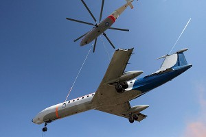 mil MI 26 halo carregando avião