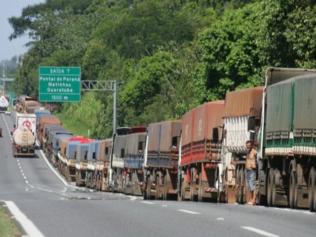 fila de caminhões