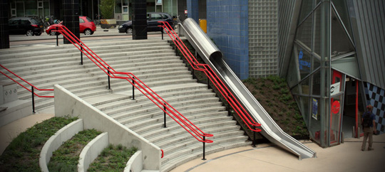 escorregador na estação de trem