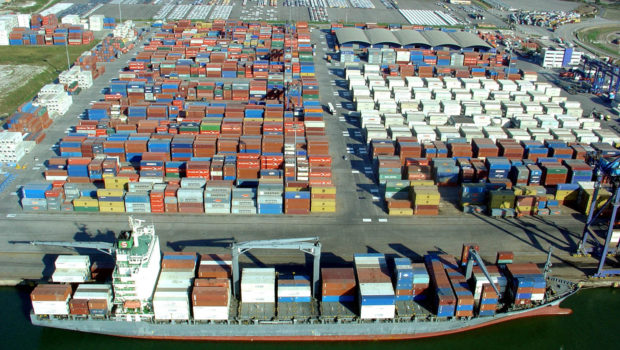 Gargalos aumentam espera de navio para atracar em Santos