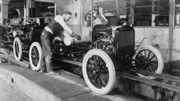 Linha de montagem da Ford: parabéns por seus 100 anos