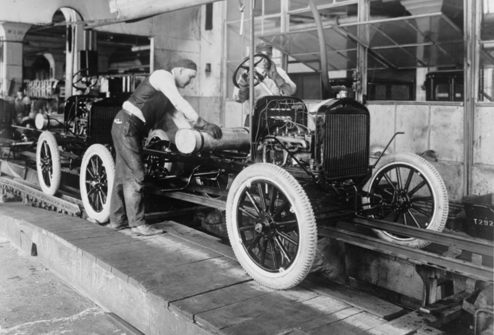 Linha de montagem da Ford: parabéns por seus 100 anos