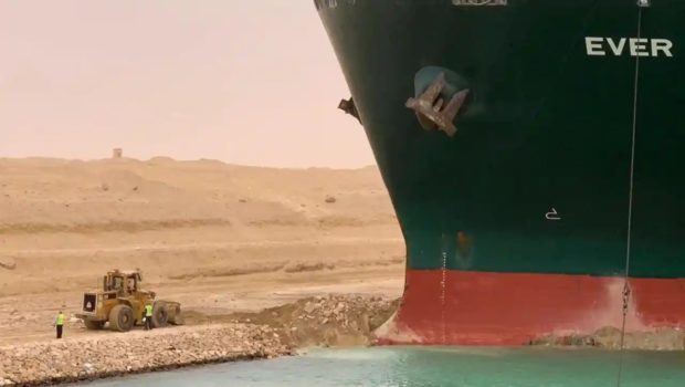 Tráfego interrompido no Canal de Suez com um meganavio encalhado